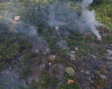 Пожар избухна в близост до вилната зона в Казанлък