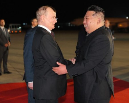 Путин кацна в 3 часа през нощта в Пхенян, Ким Чен-ун го посрещна
