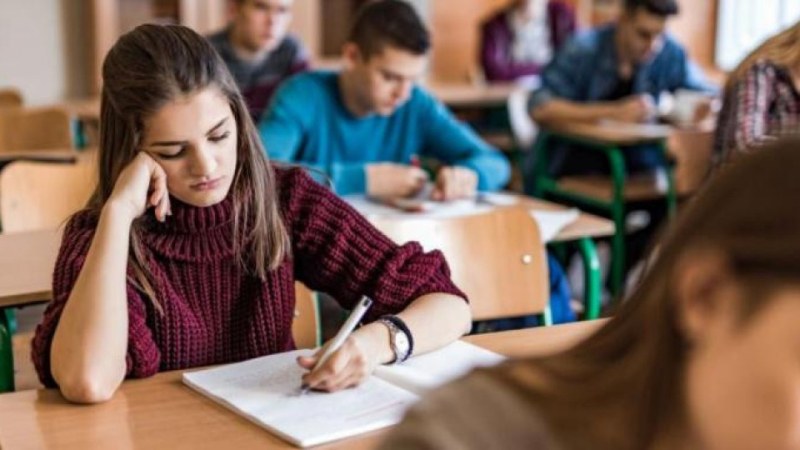 ЕК: Половината български тийнейджъри нямат минимални познания по математика, четене и природни науки