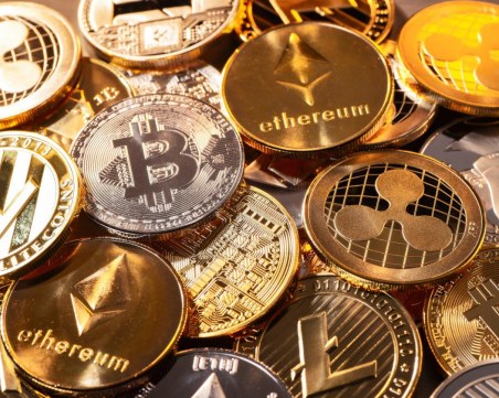 Биткойнът спадна под 65 000 долара за пръв път от повече от месец