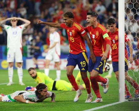 Испания се справи с европейския шампион Италия и е на осминафинал