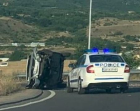 Кола се обърна на пътя Асеновград-Пловдив