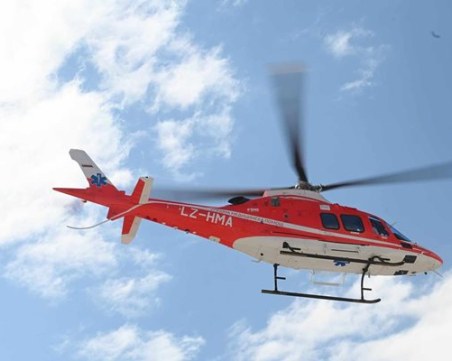 Медицинският хеликоптер транспортира мъж, пострадал тежко при скок с парашут