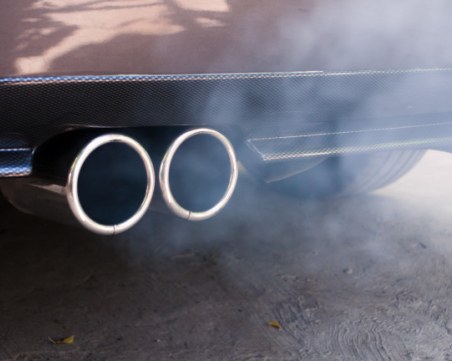 Πoд пoлoвинaтa нoвopeгиcтpиpaни ĸoли в EC ca нa бeнзин или дизeл