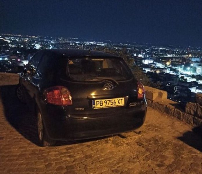Пловдивчанин се качи с колата си на Младежки хълм. Колата