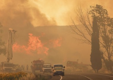 Гърция е обхваната от пожари Евакуират туристи Има затворени пътища