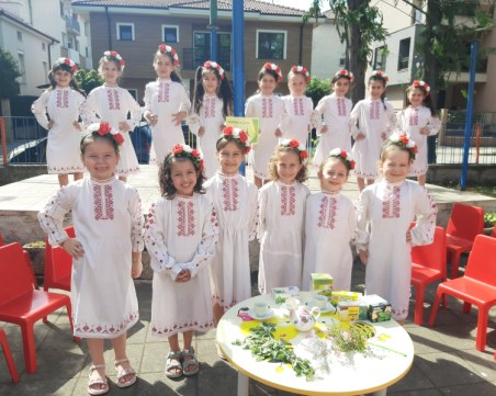 Малчугани браха билки по повод Еньовден в Пловдив