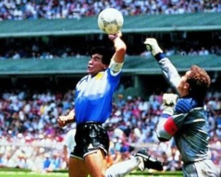 На този ден: Диего Марадона вкарва гола с ръка на Англия
