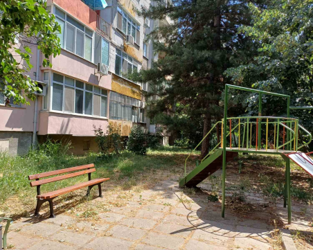 Нови пейки за жителите на район 