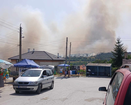 Голям пожар бушува в Пазарджишко