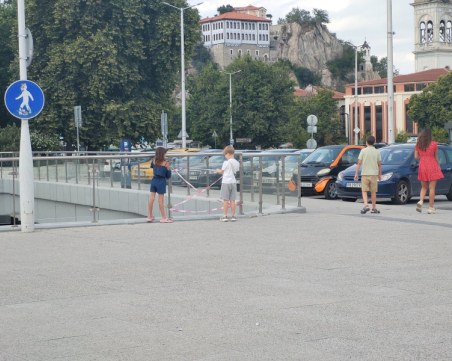 Пловдивчанин: Счупено стъкло от оградата на форум 