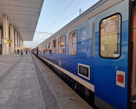 С шест минути закъснение пристигна първият влак от София в Бургас с модернизирани германски вагони