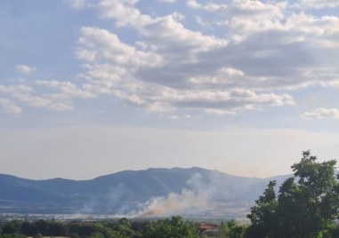 Голям пожар край Сопот Няма опасност за населението към момента