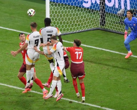 Германия спечели групата си след късен гол, Унгария победи, но кошмарен инцидент беляза двубоя