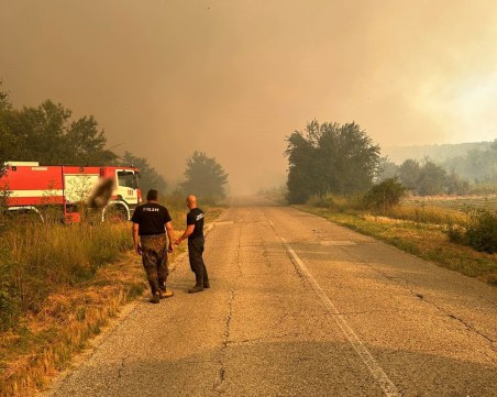 Пожар в близост до пътя ограничава движението по пътен възел 