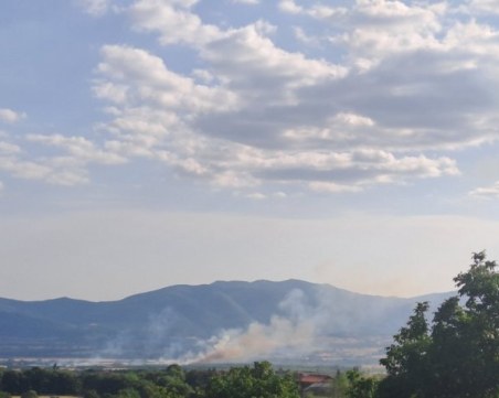 Пожар гори край Сопот, няма опасност за населението