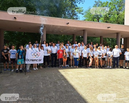 Спортни легенди и млади таланти участваха във факелно шествие в Пловдив по повод Международния олимпийски ден
