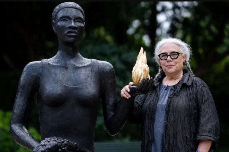Скулптура, представляваща ода за мултикултурализма, беше открита в Париж по