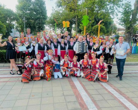 Танцови формации от Рогош взеха участие на младежки фолклорен фестивал в Приморско