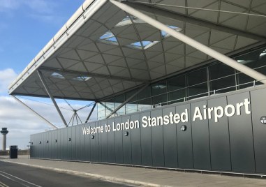 След 15 часа чакане на Летище Станстед в Лондон полетът