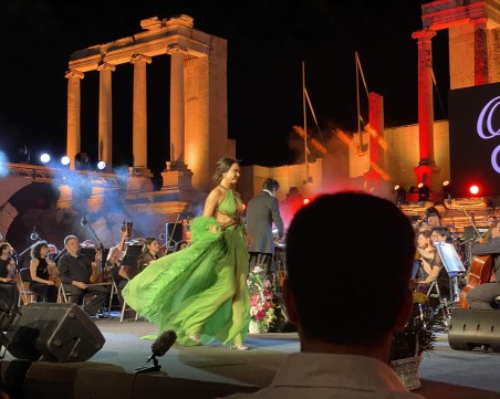 4 000 души аплодираха оперната прима Аида Гарифулина като рок звезда на Античния