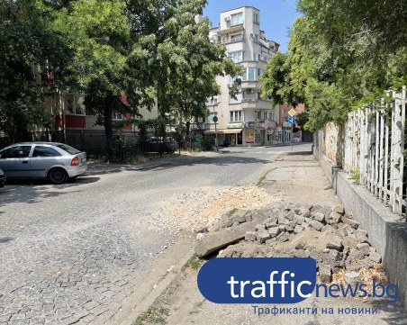 След ремонт: Зарязаха десетки павета, струпани до входа на детска градина в Пловдив