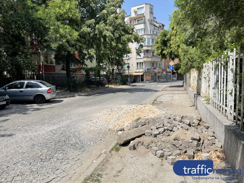 След ремонт: Зарязаха десетки павета, струпани до входа на детска градина в Пловдив