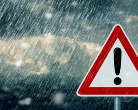 Опасно време! Предупреждение за гръмотевични бури и локални градушки в части от страната