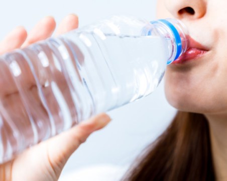 Още причини да не пием вода от пластмасова бутилка