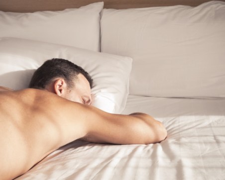 Защо не бива да спим голи в горещините