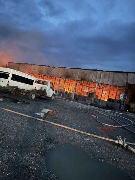 23 огнеборци са гасили пожара в автосервиз край Пловдив