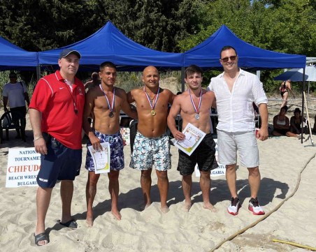 Борец от пловдивския клуб Тракиец със сребро от първия шампионат по плажна борба