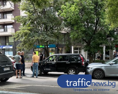 Верижна катастрофа затруднява движението на натоварен булевард в Пловдив