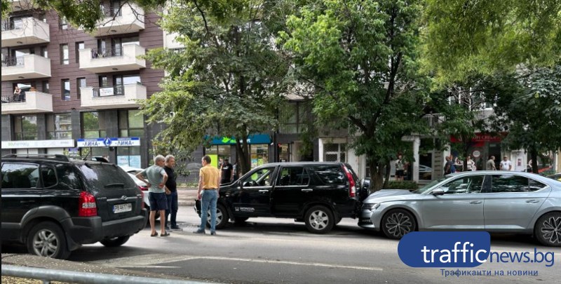 Верижна катастрофа затруднява движението на натоварен булевард в Пловдив