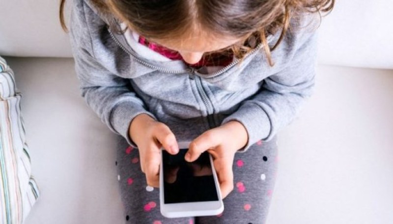 Експерти: Успокояването на дете чрез смартфон вреди на емоциите му
