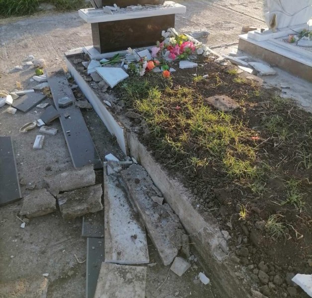 Малолетни изпочупиха над 80 надгробни плочи в гробищата на Нова Загора