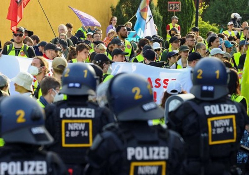 Сблъсъци между протестиращи и полицаи в германския град Есен