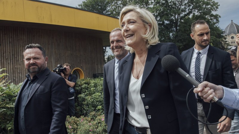 Крайната десница с победа във Франция, партията на Макрон - трети