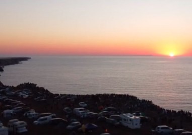 Стотици хора посрещнаха първия юлски изгрев на Камен бряг За