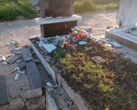 8-годишни деца потрошиха над 80 надгробни плочи