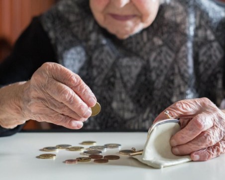 Близо 2 милиона българи ще получават по-високи пенсии от днес