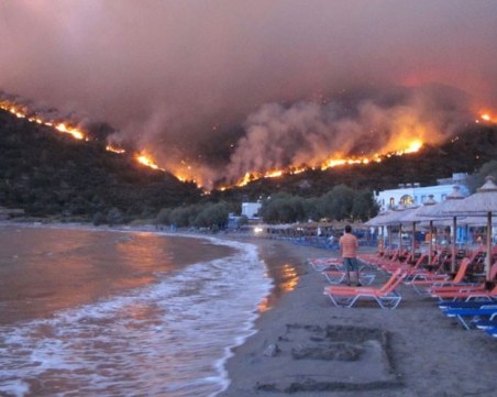 Големи пожари бушуват на два острова в Гърция