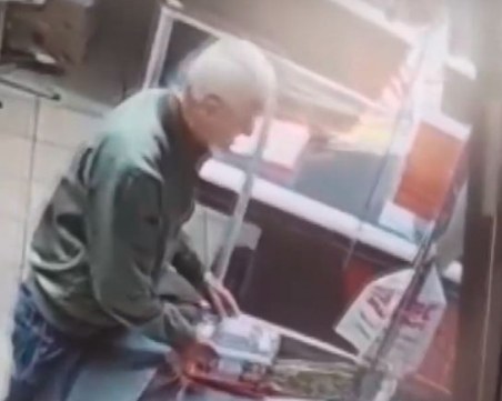 Охранител в магазин си 