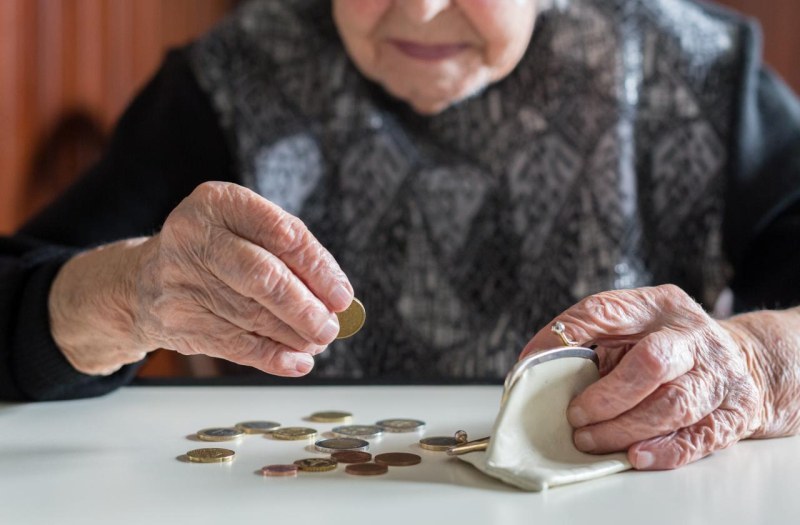 Близо 2 милиона българи ще получават по-високи пенсии от днес