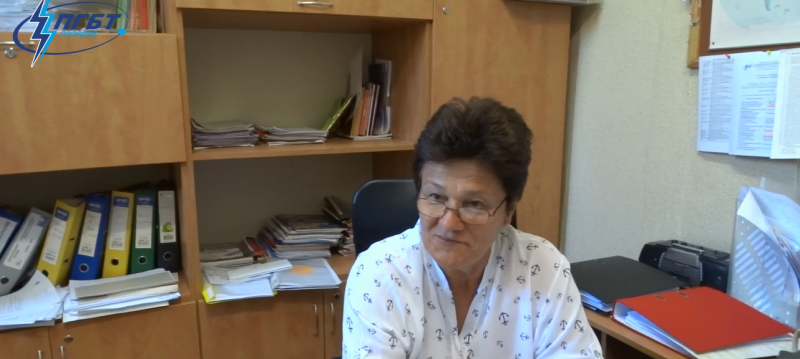След повече от 40 години: Любима учителка на гимназията по битова техника в Пловдив се пенсионира
