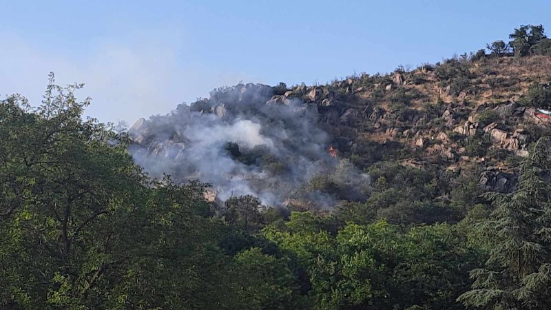 След пожара: Огнеборци остават на Младежкия хълм през цялата вечер
