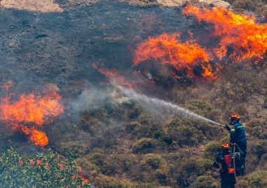 На три гръцки острова пламнаха големи пожари които наложиха масова