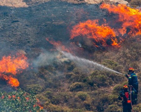 Евакуираха над 10 000 туристи от гръцки острови заради пожари