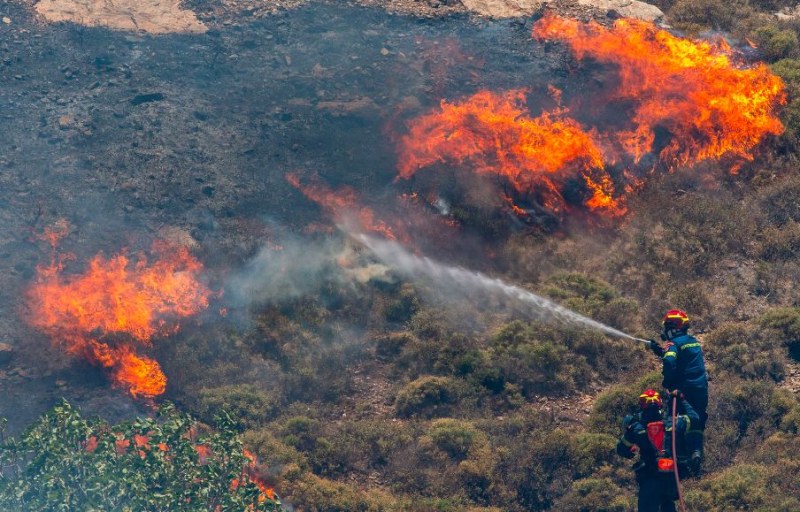 На три гръцки острова пламнаха големи пожари, които наложиха масова