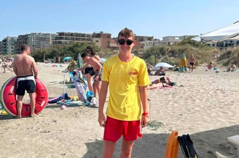 Герой! 19-годишният Християн спаси момиче, давещо се на плаж в Поморие
